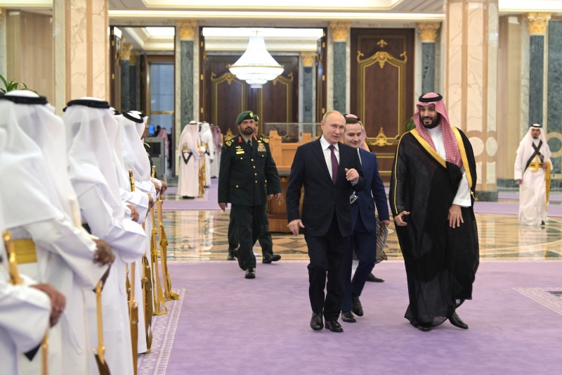 ولادیمیر پوتین رئیس جمهور روسیه و محمد بن سلمان ولیعهد سعودی در مراسم استقبال در عربستان سعودی شرکت کردند.